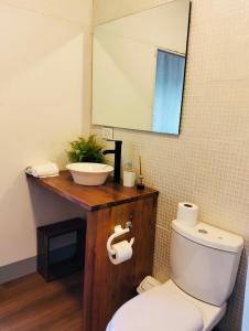 a bathroom with a white toilet and a sink at Melincue Arenas in Melincué