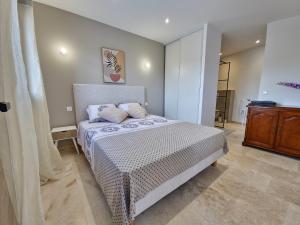 a bedroom with a bed and a wooden dresser at Apt Belvedere in Apt