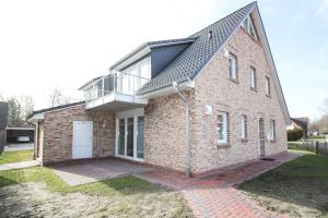 a brick house with a balcony on top of it at Kleine-Auszeit in Greetsiel