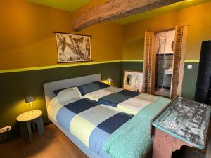 a bedroom with a bed and a window at L' Ecole in Durbuy