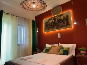 a bedroom with a bed with a painting on the wall at Kaz An Nou in Kika