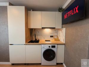 a kitchen with a washing machine in a room at RentHouse Apartments Panoramic-Airport-Studio in Chişinău