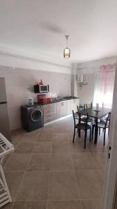 a kitchen and dining room with a table and chairs at Béjaïa 7 Jolis grands Apparts F3-F2 49-69e in Bejaïa