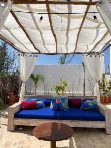 a blue couch sitting under a white canopy at Lounge Vila Tatajuba in Tatajuba