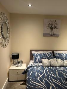 a bedroom with a bed and a mirror at Comfort Horizon Egham in Egham