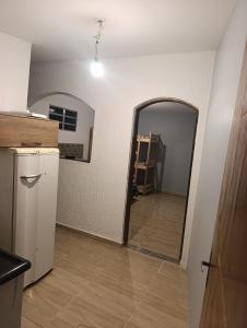 a room with a hallway with a mirror and a kitchen at Estância Serra Du Capiau 01 in Mairiporã