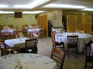 Hotel San Juan tesisinde bir restoran veya yemek mekanı