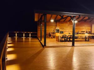 a room with a wooden floor and a dining room at Cabana Refúgio da Montanha in Alfredo Wagner