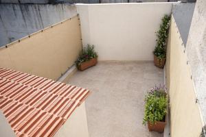 an empty courtyard with potted plants on a wall at Casa Maria in Oria