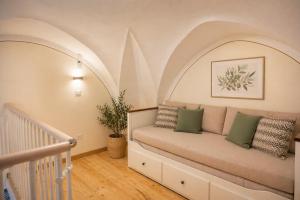 a room with a couch in a room with an arch at Casa Maria in Oria
