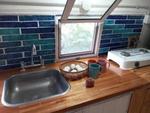 a kitchen counter with a sink and a window at Mostepa in Carpintería
