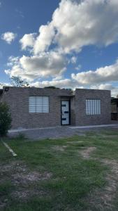 a brick building with three windows on the side of it at BRISAN descanso sol,y playa in Barra del Chuy