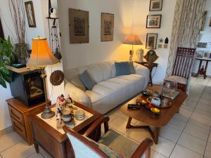a living room with a couch and a table at Centrico ciudad colonial in Santo Domingo