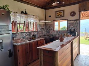 a kitchen with a refrigerator and a counter top at Cabana do Sol -São Francisco Xavier in São José dos Campos +44 photos