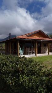 a house with a porch with a bench in front of it at Cabana do Sol -São Francisco Xavier in São José dos Campos
