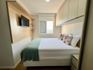 a small bedroom with a bed and a window at Apartamento com vista Jd Higienopolis in Bauru +26 photos