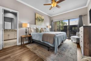 a bedroom with a bed and a ceiling fan at Comal Rive Pool Gruene Hall by Barclé in New Braunfels