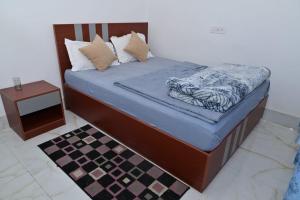 a bed in a room with a bedskirtspectspectspects at Trance Himalaya in Gupta Kāshi