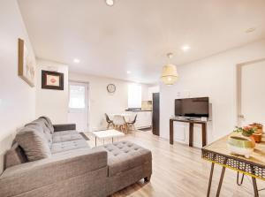 ein Wohnzimmer mit Sofa und Tisch in der Unterkunft Griffintown Hideout in Montreal