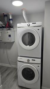 eine Waschmaschine und ein Trockner in einem Zimmer in der Unterkunft Koko Suites in Regina
