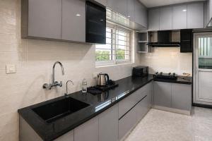 Kuchyň nebo kuchyňský kout v ubytování DeVerveil Service Apartment