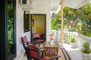 a porch with a table and chairs on a balcony at Ruscello in Pālampur