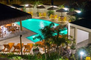 uma vista superior de uma piscina num hotel em Pousada Castello Montemare em Ubatuba
