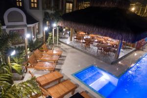 Una vista aérea de un restaurante con piscina. en Pousada Castello Montemare, en Ubatuba 54 fotos más