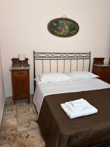 a bedroom with a bed with a picture on the wall at Casa tranquilla e indipendente in Reggio di Calabria