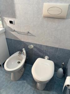 a bathroom with a white toilet and a sink at Casa tranquilla e indipendente in Reggio di Calabria