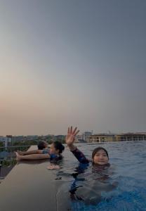 three children are swimming in a swimming pool at The Patio See Sea 155 in Ban Bang Saen (1)