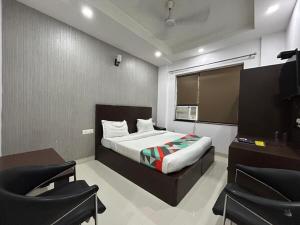 a bedroom with a bed and a table and chairs at Hotel Siam International Karol Bagh New Delhi in New Delhi