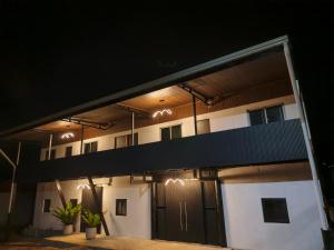ein Wohnhaus bei Nacht mit Balkon in der Unterkunft Hotel Dinopark in Salado