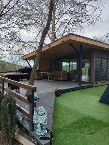 ein Haus mit einer Terrasse und einem Hydranten in der Unterkunft Mura Doftana in Seciuri
