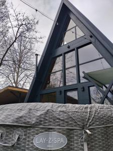 ein Haus mit einem großen Fenster an der Seite in der Unterkunft Mura Doftana in Seciuri