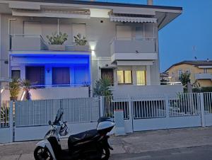 a scooter parked in front of a house at B&B Verrazzano affittacamere in Sottomarina