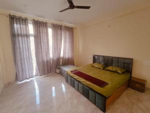 a bedroom with a bed and a ceiling fan at Hotel Suryavansham in Gupta Kāshi