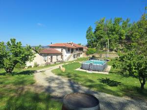a house with a swimming pool in a yard at La Cuccia del Sole Panoramische appartementen met zwembad in Cortemilia