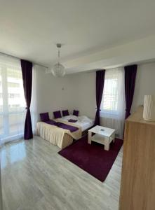 a bedroom with a bed and a table at Apartament cu 2 camere decomandate in Roşu