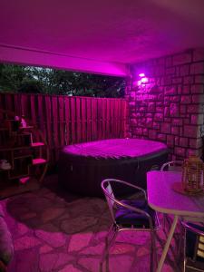 a room with a hot tub and a table and chairs at Milele in Sigale