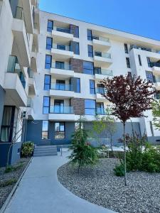 a apartment building with a sidewalk in front of it at Marina Evo Apartments in Mamaia Sat/Năvodari