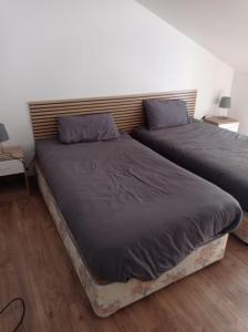 two beds sitting next to each other in a room at chemin de compostelle in Montcuq