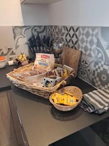a kitchen counter with a basket of food on it at chemin de compostelle in Montcuq