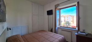 a bedroom with a bed and a window at Affittacamere Dal Falco in Pienza