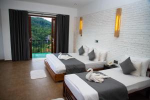 two swans are sitting on two beds in a room at Hillcrest Ella in Ella +79 photos