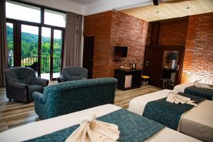 a hotel room with two beds and two chairs at Hillcrest Ella in Ella