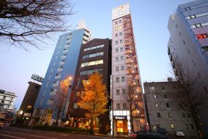 東京的住宿－淺草駒形WING國際酒店，城市中一群高大的建筑