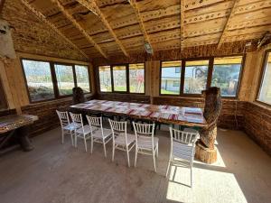a dining room with a table and chairs in a cabin at Casa Ionel si Dani in Fundata