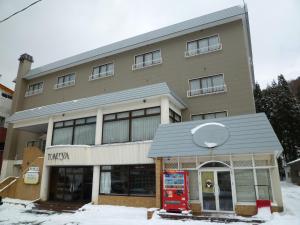 un edificio con un distributore automatico rosso di fronte di ビューリゾートインとみや a Yuzawa
