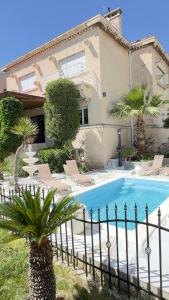 una casa con piscina e recinzione di Beach Villa at Split top location a Spalato (Split)